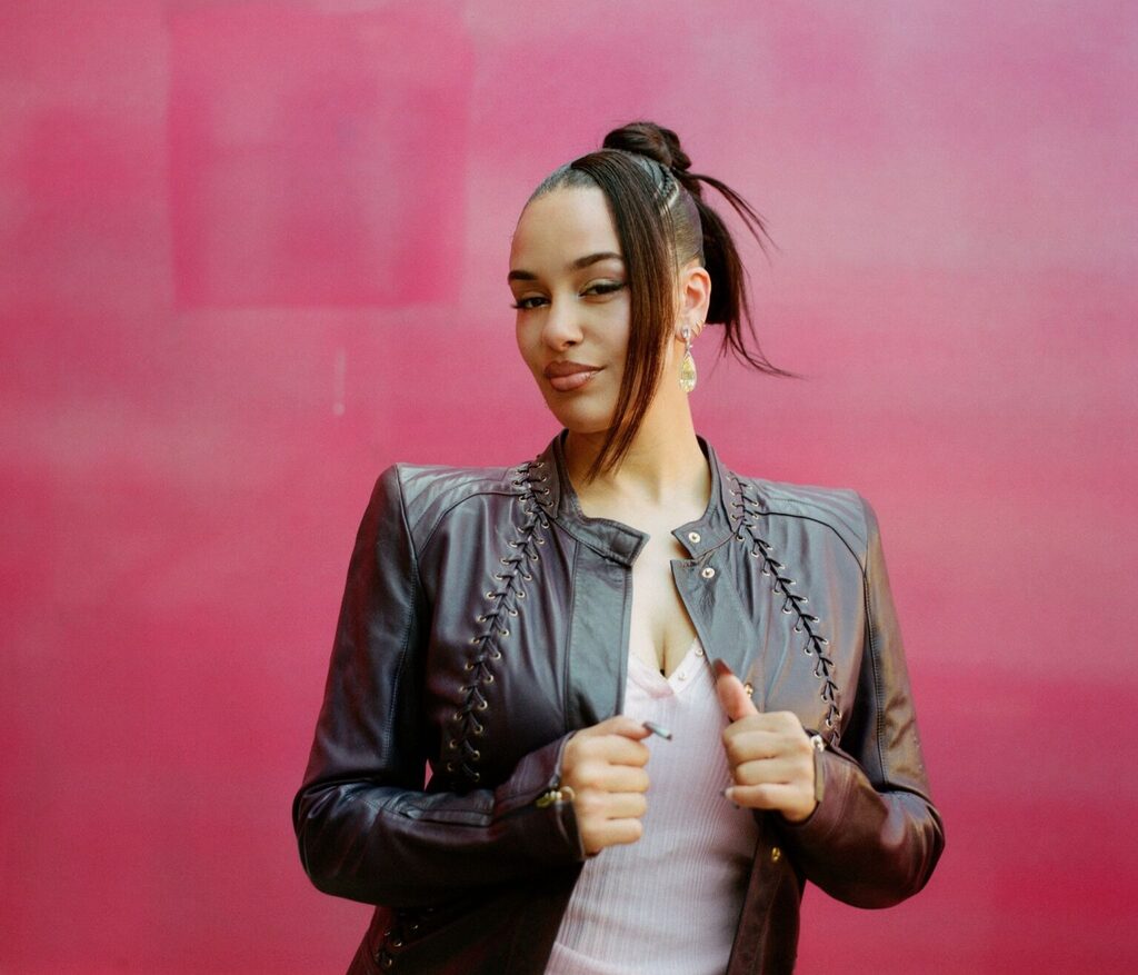 Jorja Smith iniciou novo capítulo da carreira com “What’s Done Is Done” e aquece expectativa para shows no Brasil em 2026