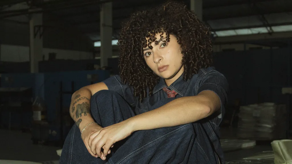 Teresa transforma conflito entre trabalho e sonho em “Meu Caminho”